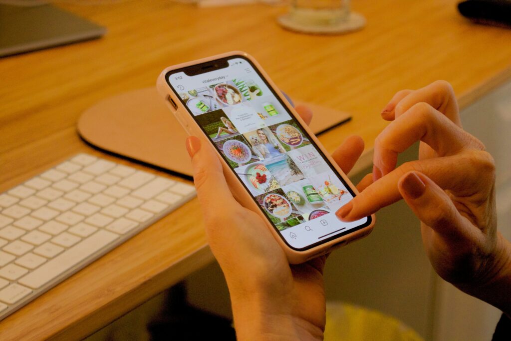 الربح من الإنترنت 20 طريقة سهلة للعمل من المنزل 2025 7 9. كن مؤثرًا على إنستغرام
